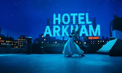 Imagem de Arthur Fleck (Joaquin Phoenix) e Lee (Lady Gaga) dançando sob o rooftop do Hotel Arkham.