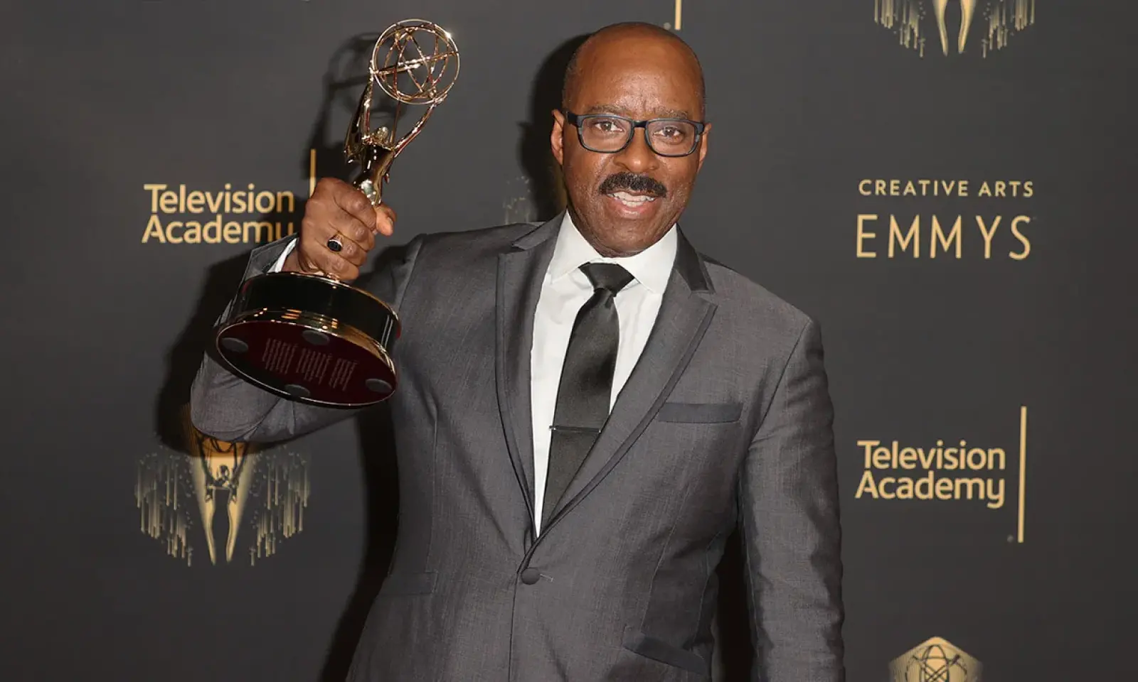 Courtney B. Vance em imagem para o Emmy, o ator estará no elenco da segunda temporada de Percy Jackson