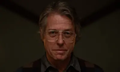 Imagem do ator Hugh Grant em seu papel de vilão no filme Herege