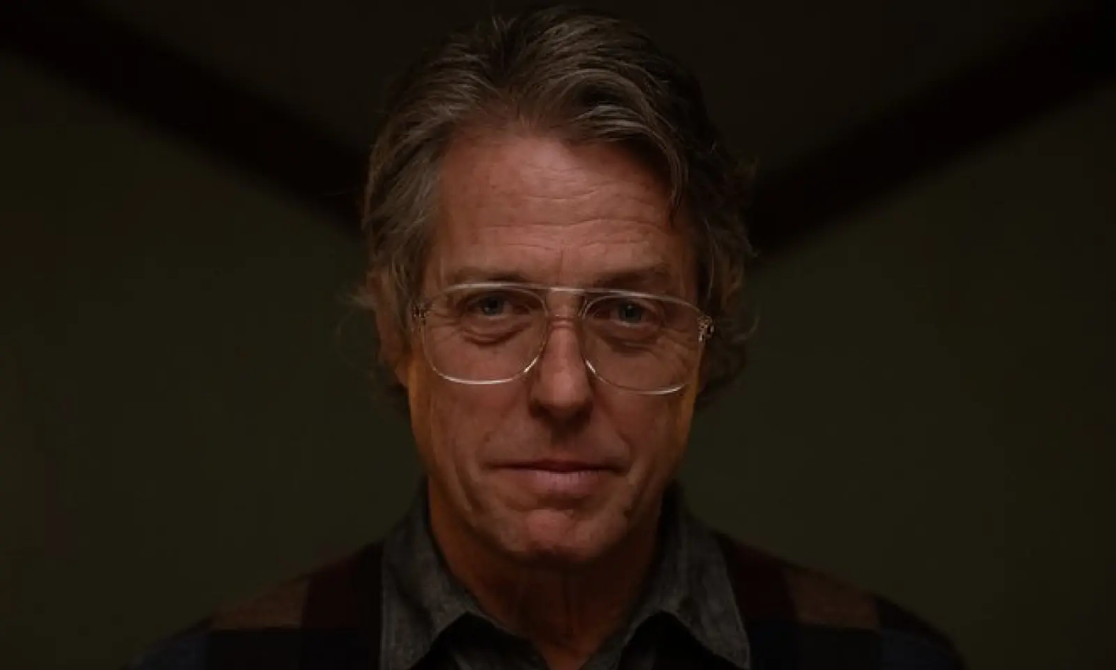 Imagem do ator Hugh Grant em seu papel de vilão no filme Herege