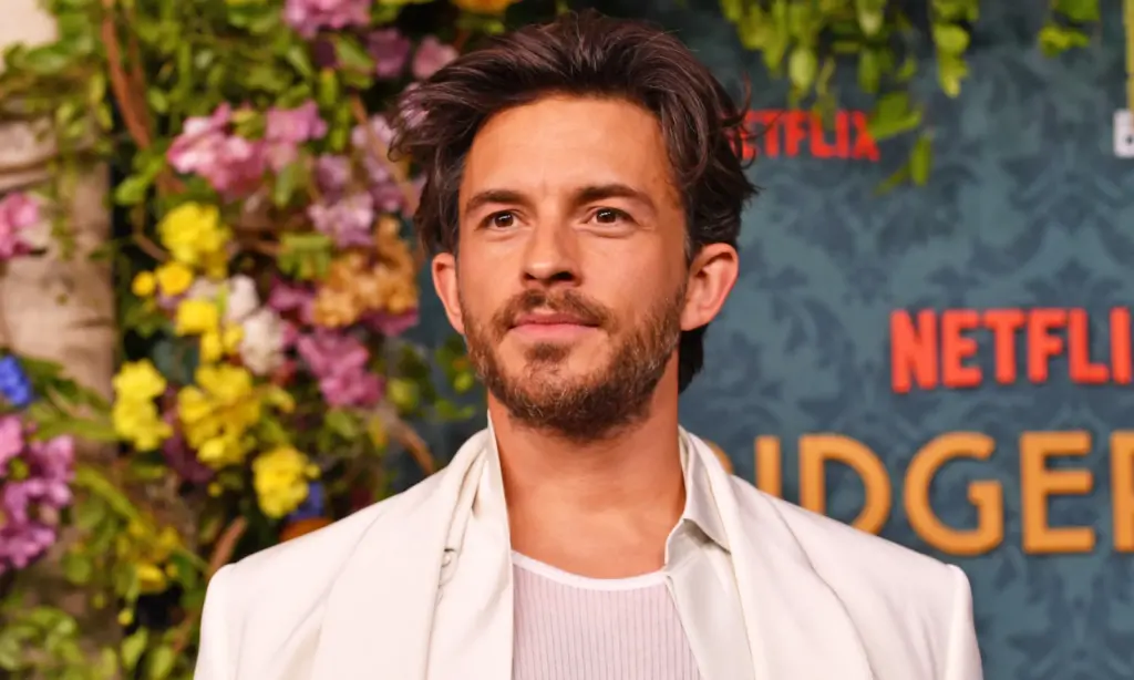 Imagem do ator Jonathan Bailey em premiere da série Bridgerton