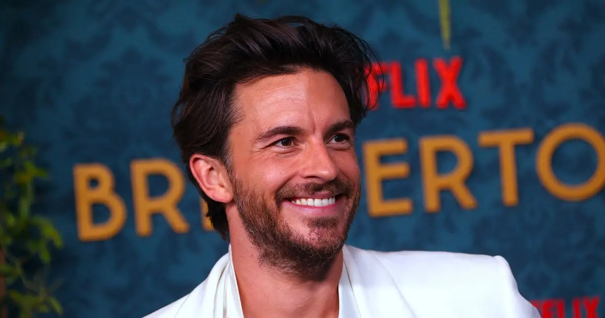 Jonathan Bailey em premiere da série Bridgerton