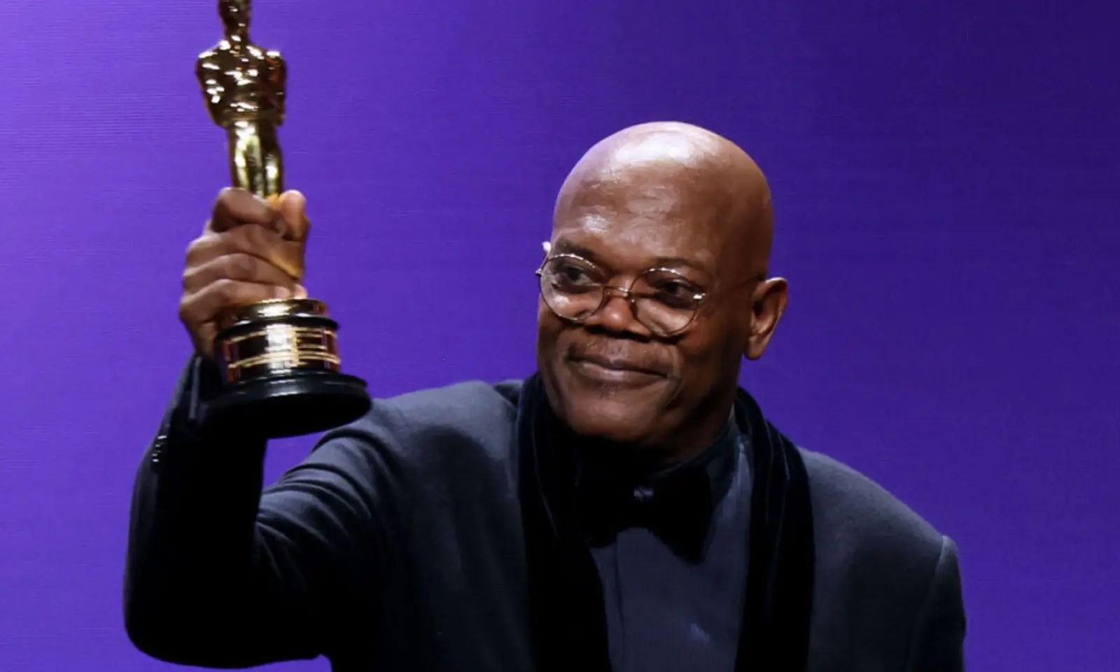 Samuel L Jackson recebendo seu Oscar