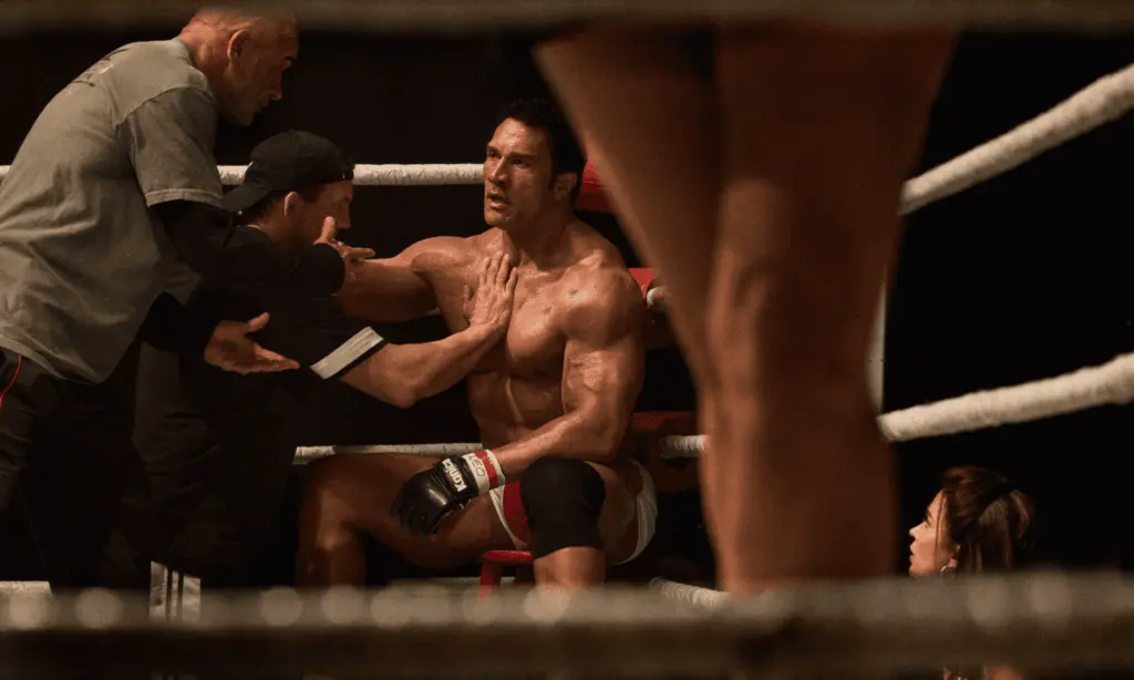 Imagem oficial do filme The Smashing Machine, com The Rock